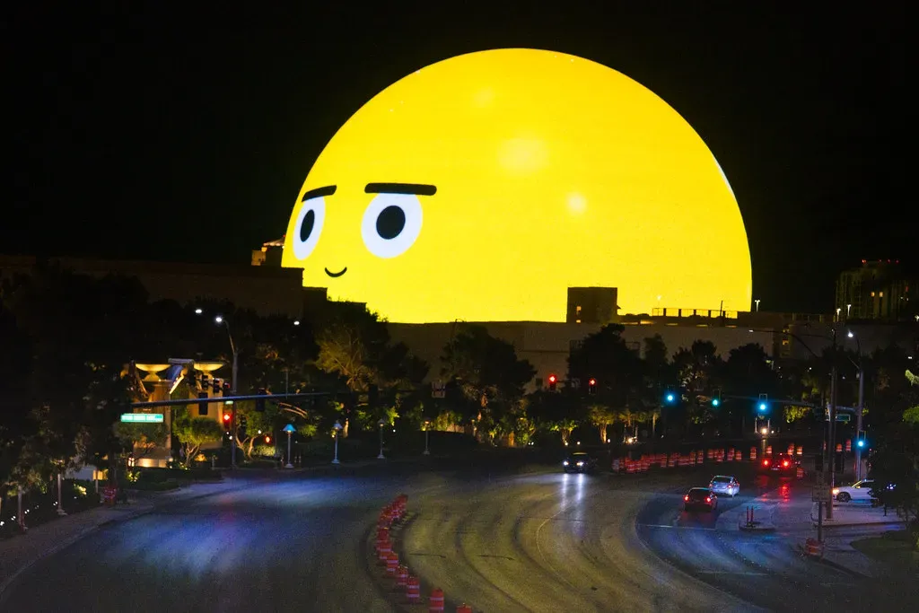 8. The Sphere Moment That Made Even Locals Stop and Stare (Chad Davis., Flickr, CC BY 2.0)