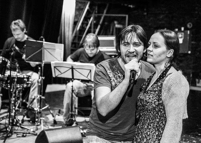 They stay physically and vocally warmed up, just in case (By Rakvereteater, CC BY-SA 3.0)