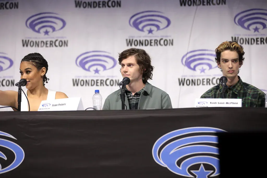 Evan Peters, Several Languages in The Beauty (Gage Skidmore, Flickr, CC BY-SA 2.0)