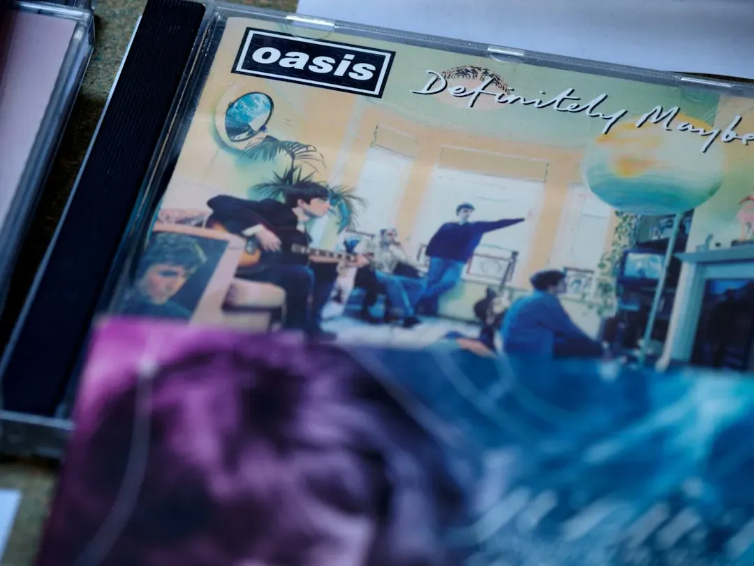 Britpop's Battle – Oasis vs. Blur (Image Credits: Unsplash)