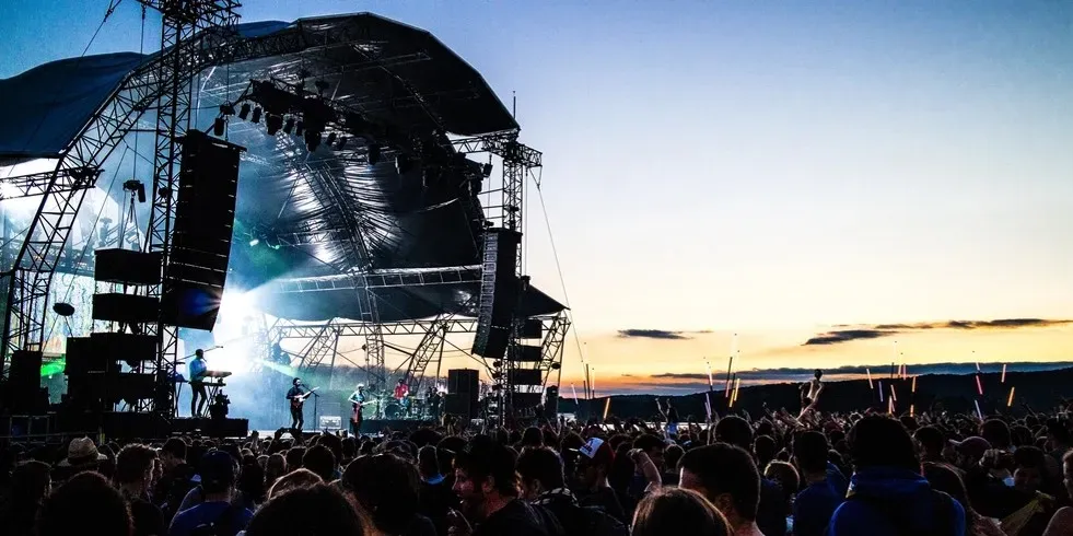 2. September – Earth, Wind & Fire (Image Credits: Rawpixel)