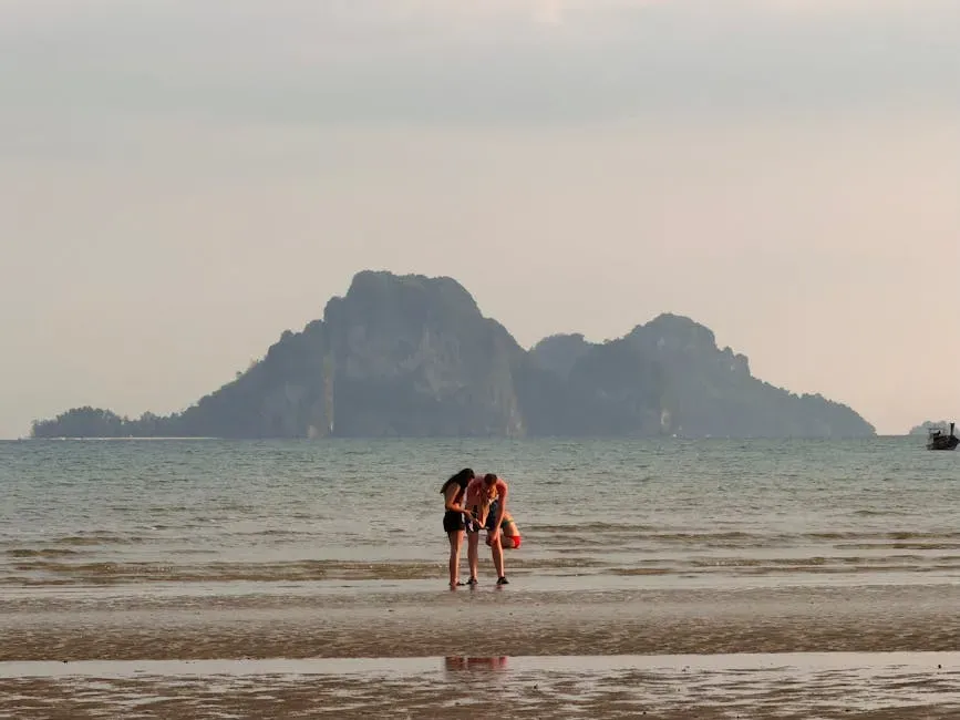3. The Beach by Alex Garland (1996) (Image Credits: Pexels)
