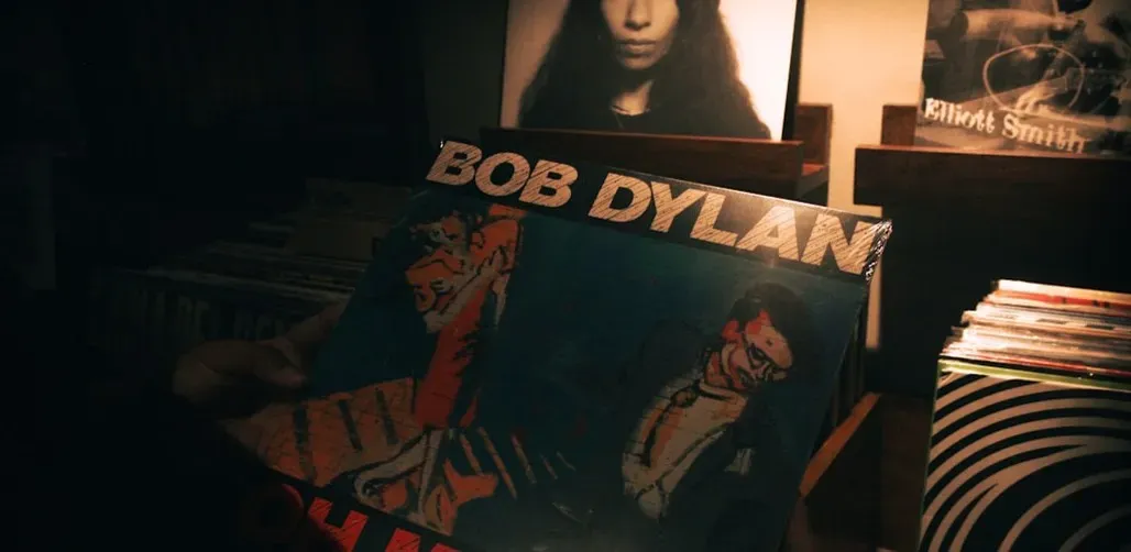 The "Soy Bomb" stage invasion during Bob Dylan's 1998 Grammy performance (Image Credits: Unsplash)