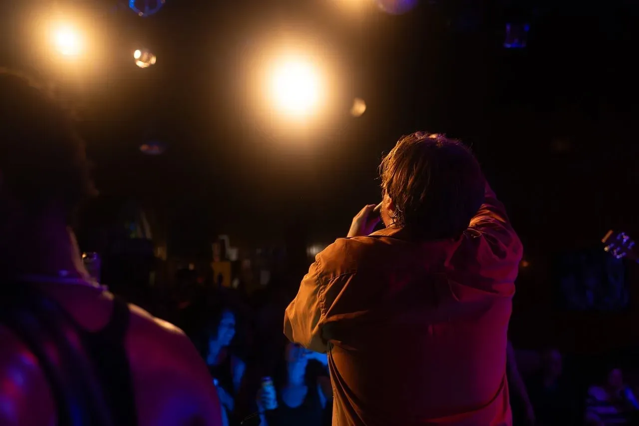 The Barely Disguised Pre-Show Huddle and Group Shout (Image Credits: Pixabay)