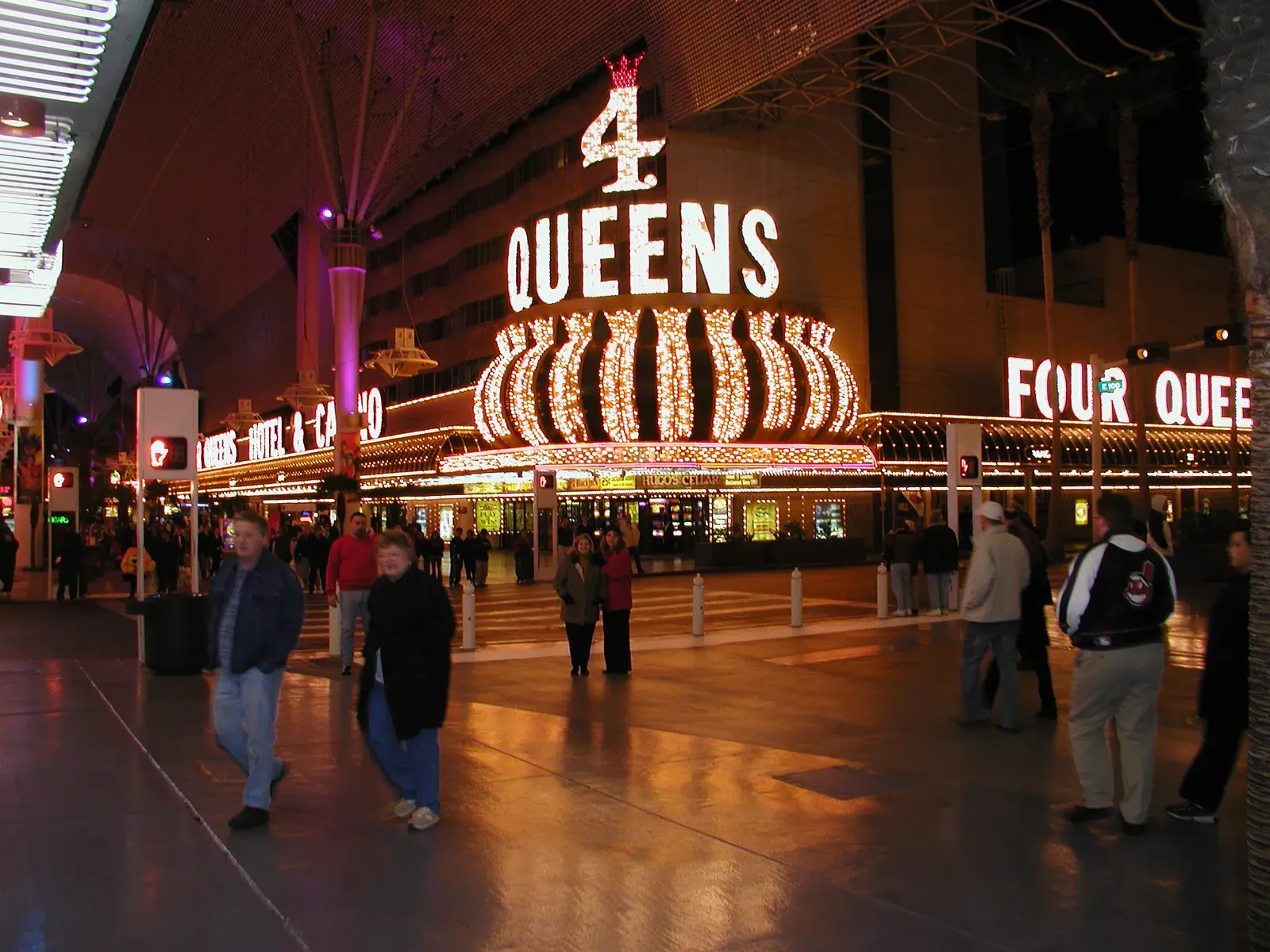 Four Queens Hotel: Downtown Vegas Character, No Added Costs (Image Credits: Wikimedia)