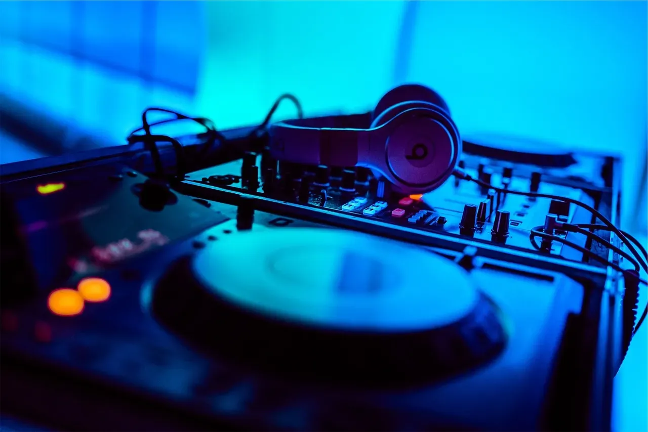 The Role of Resident DJs in Shaping the Pecking Order (Image Credits: Pixabay)