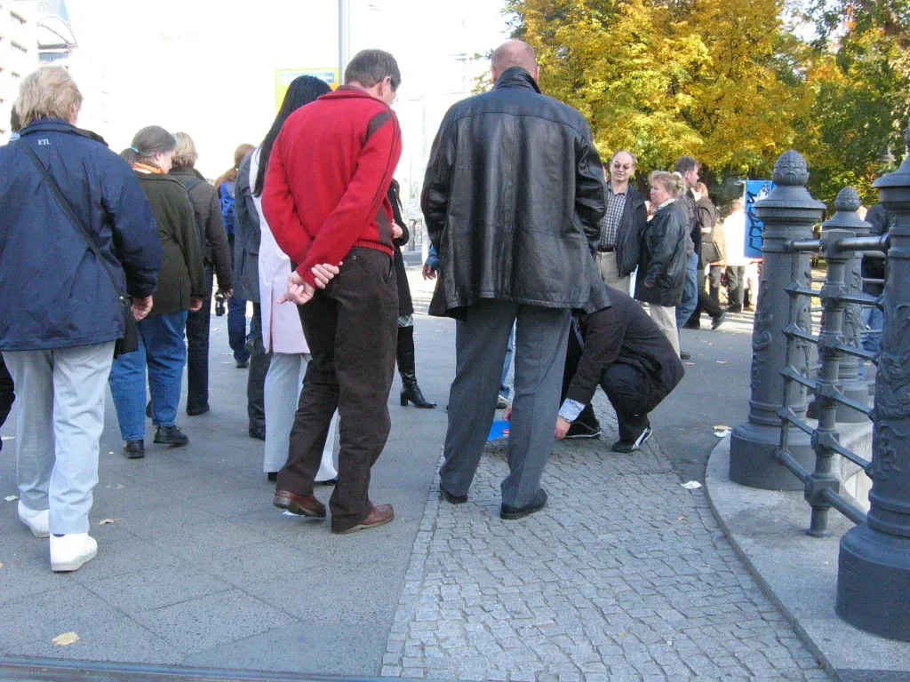 The Shell Game and the Staged Crowd (Scott M, Flickr, CC BY 2.0)