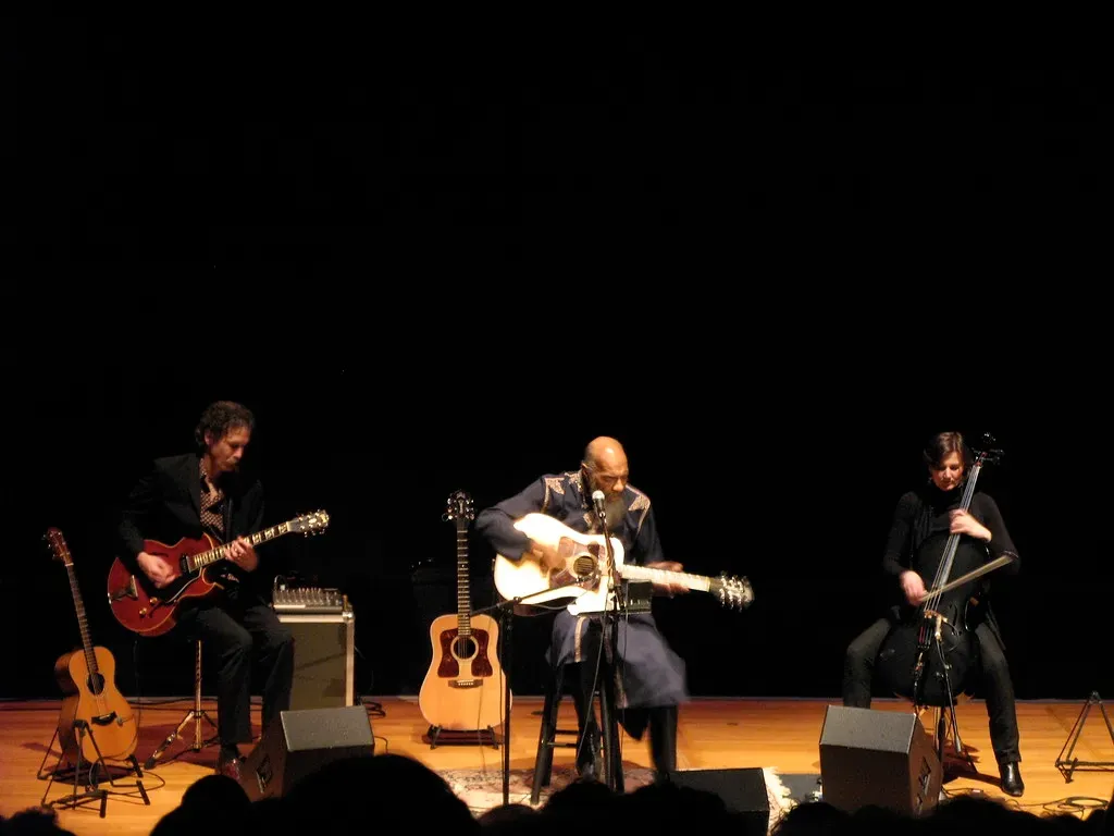 Richie Havens Improvises an Anthem at Woodstock 1969 (grenade, Flickr, CC BY 2.0)