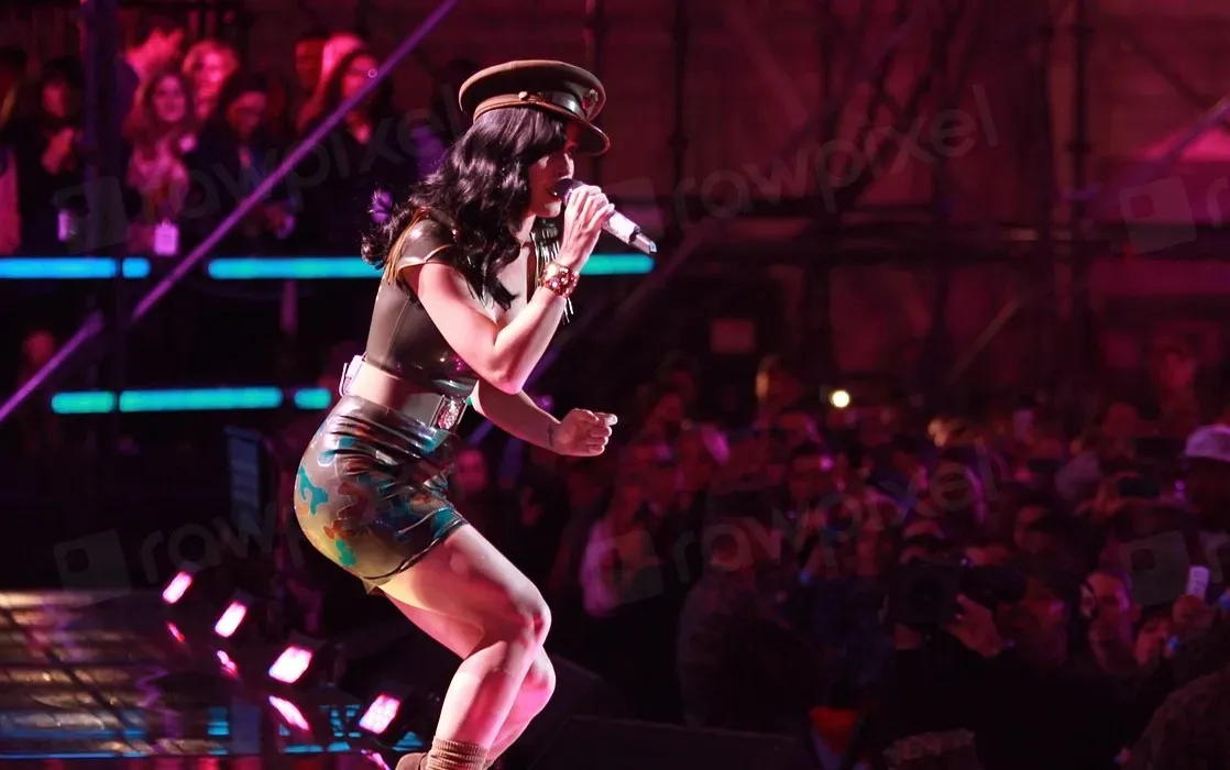9. Katy Perry and Taylor Swift (Image Credits: Rawpixel)