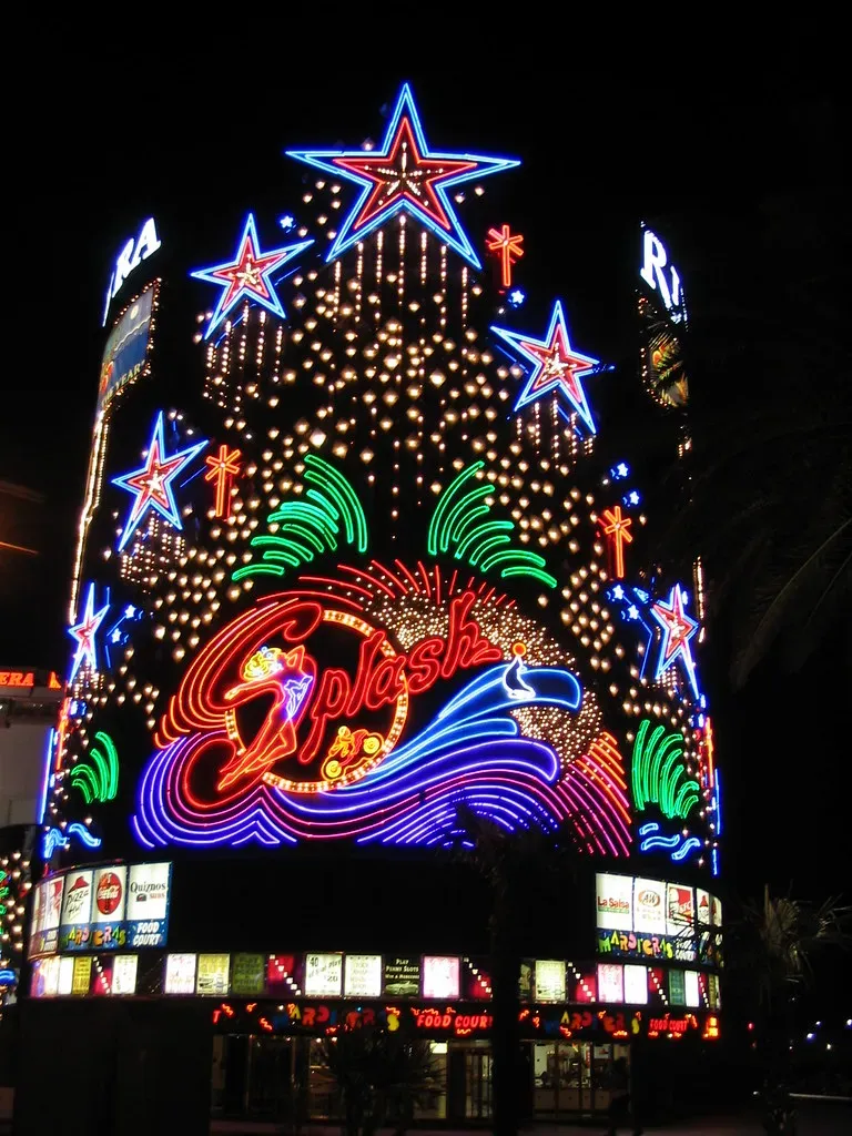 3. The Riviera Hotel and Casino - Swallowed by the Convention Center (Ken Lund, Flickr, CC BY-SA 2.0)