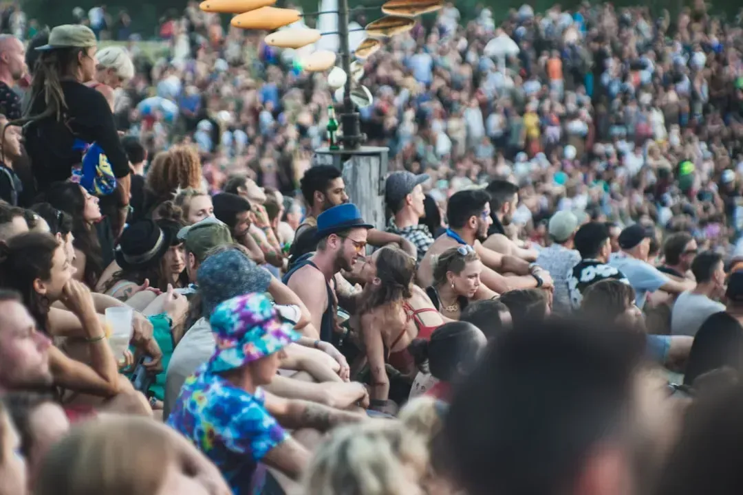 1. Woodstock 1969: An Entire Crowd Dressed in Defiance (Image Credits: Gallery Image)