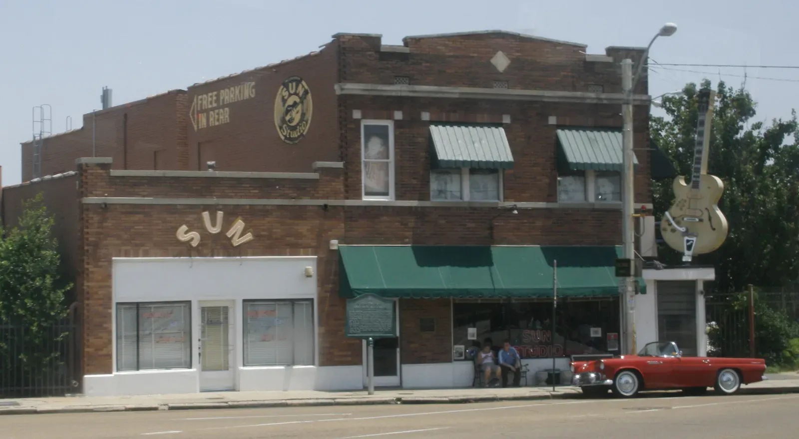 1950s Memphis: Sun Studio and Rock & Roll (Image Credits: Wikimedia)