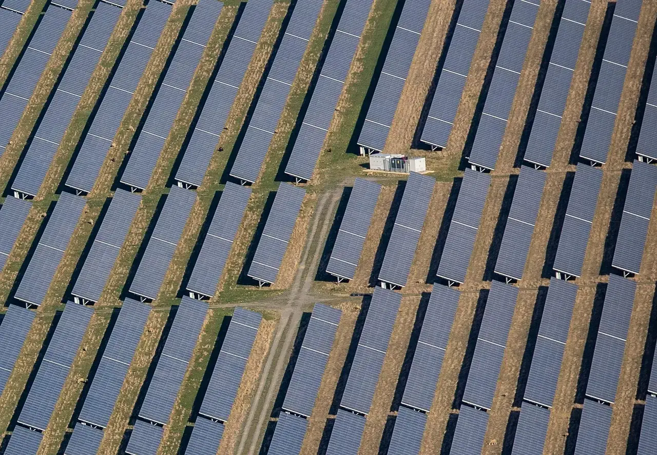 Solar Power Giants: The Scale of Energy Development (Image Credits: Pixabay)