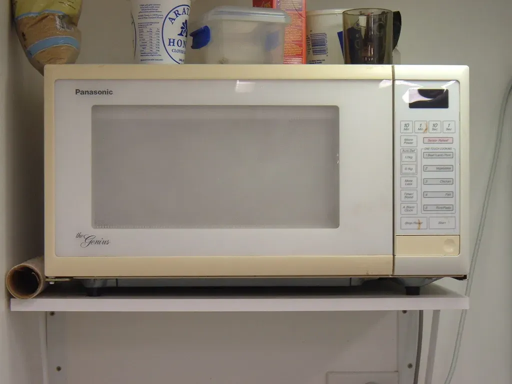 The microwave oven and a melting candy bar (Mr Thinktank, Flickr, CC BY 2.0)