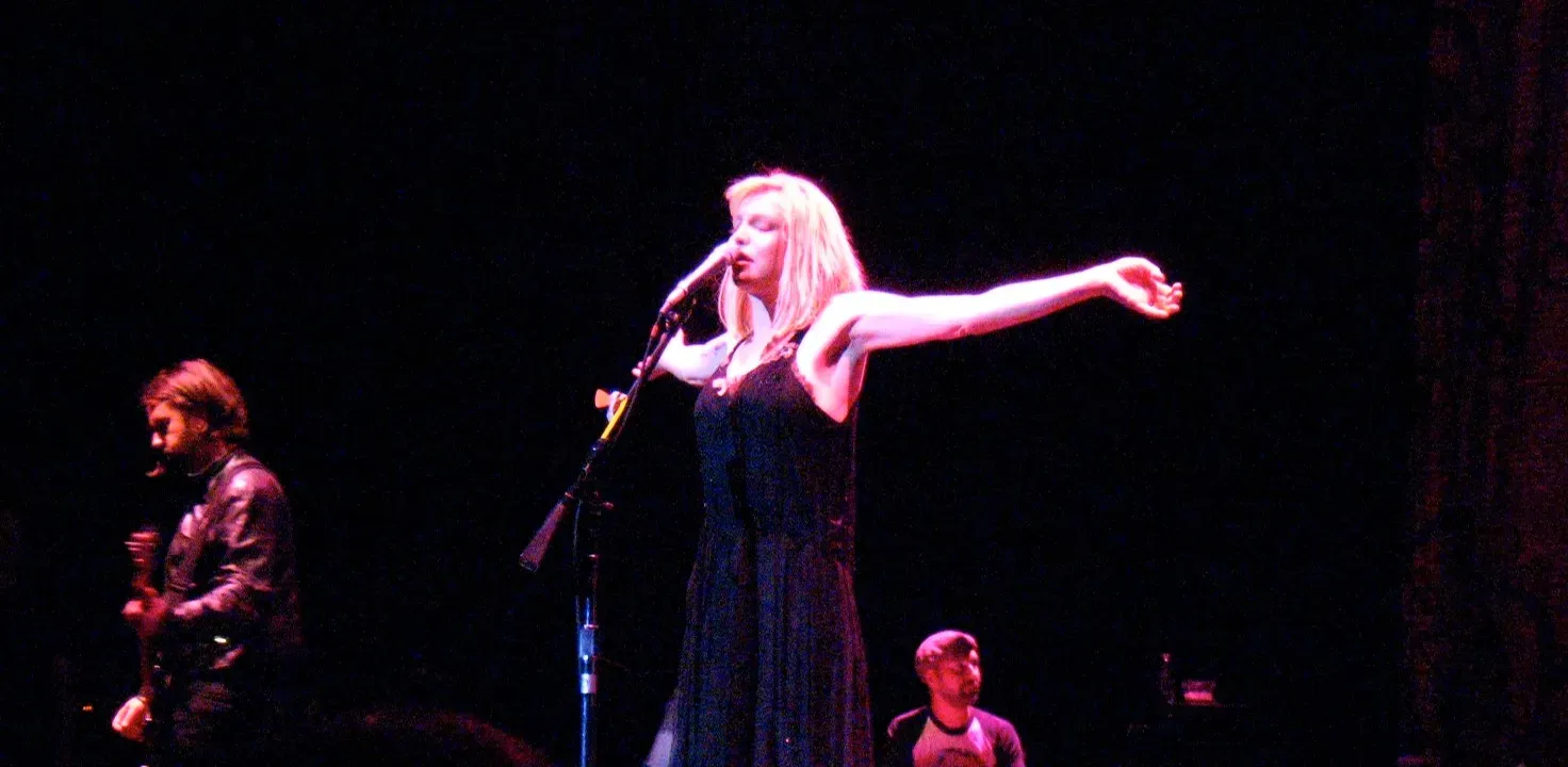 Courtney Love, Hole, and Vivendi Universal Music (Image Credits: Wikimedia)