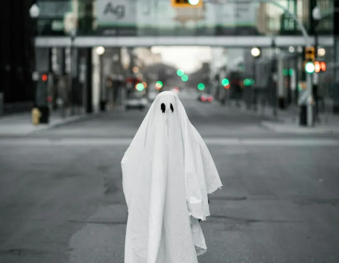 The Vanishing Hitchhiker: A Global Ghost Story Grounded in Grief (Image Credits: Unsplash)