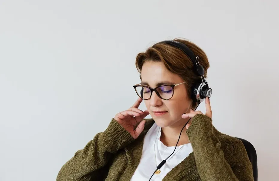 6. "Baby Can I Hold You" - Tracy Chapman (Image Credits: Pexels)
