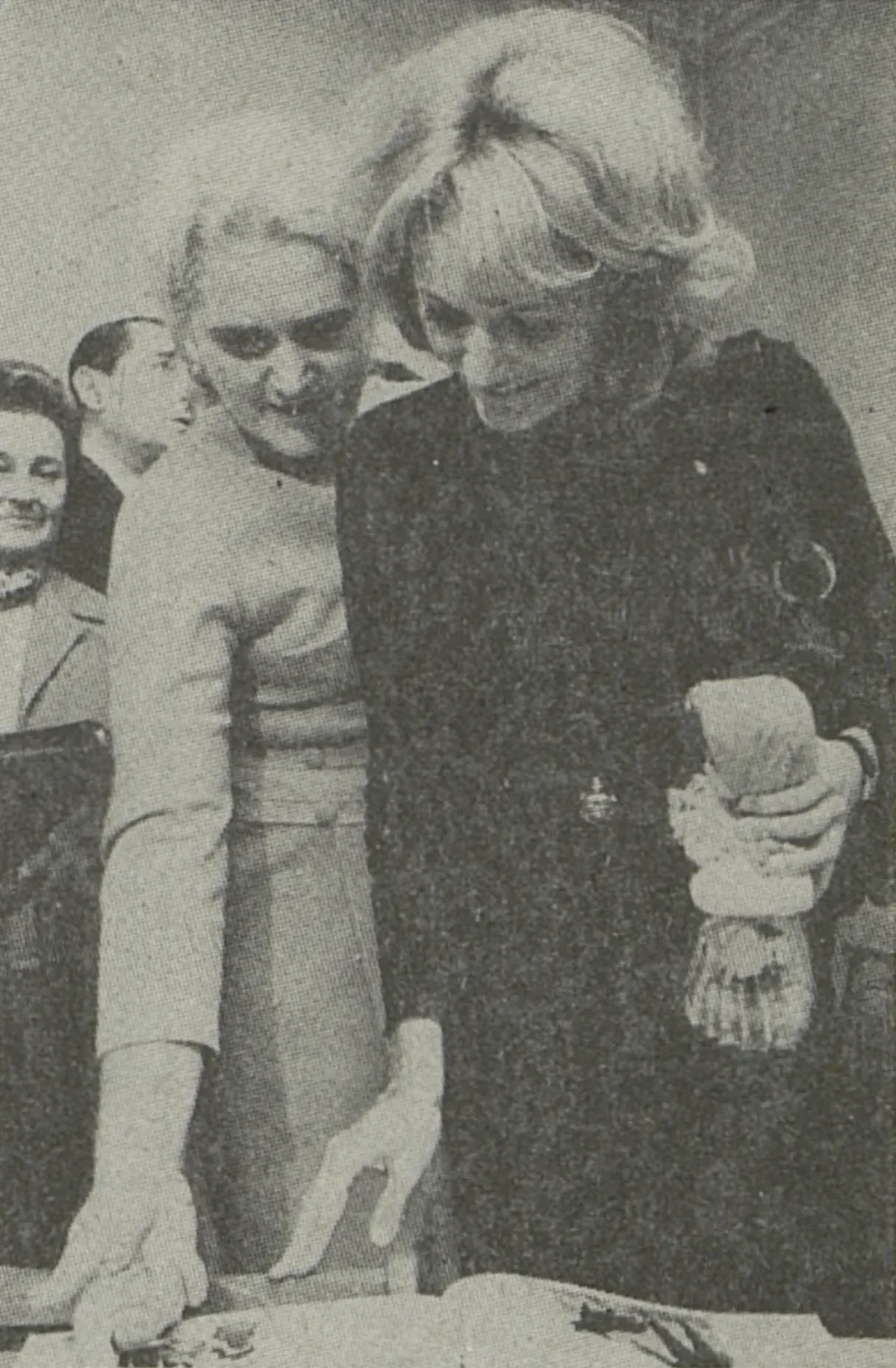 2. Vesna Vulović: Fell 33,000 Feet and Lived to Tell the Tale (Naše rodina: zábavný týdeník Československé strany lidové. Praha: Lidová demokracie, 1972(47), p. 9. ISSN 0323-2743. Online: https://ndk.cz/uuid/uuid:6ff09810-b893-11e5-82dc-5ef3fc9bb22f, Public domain)