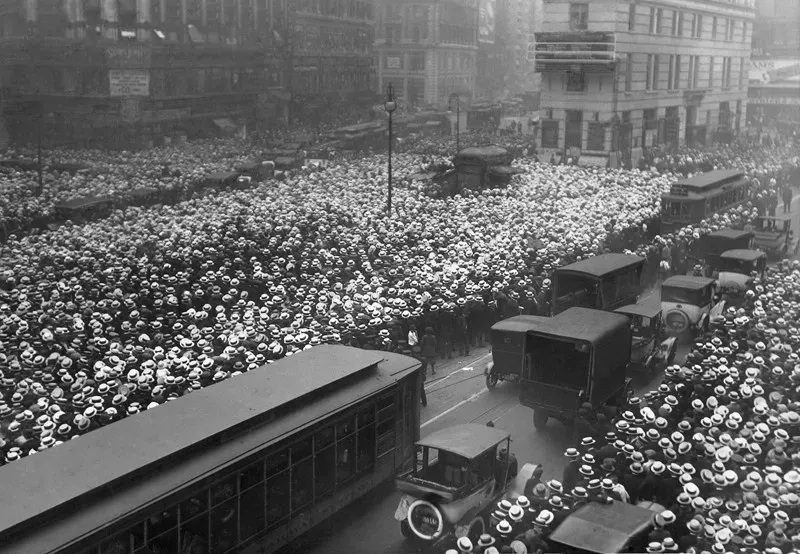 The New York Straw Hat Riot of 1922 (Image Credits: Wikimedia)