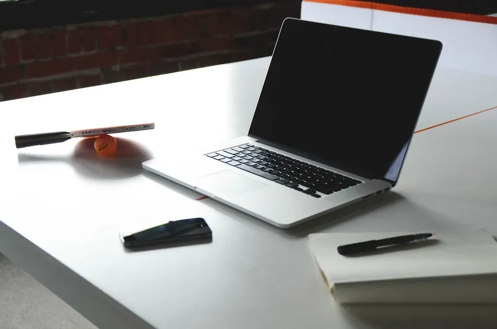 The Blurred Line Between Work and Personal Life (Image Credits: Rawpixel)