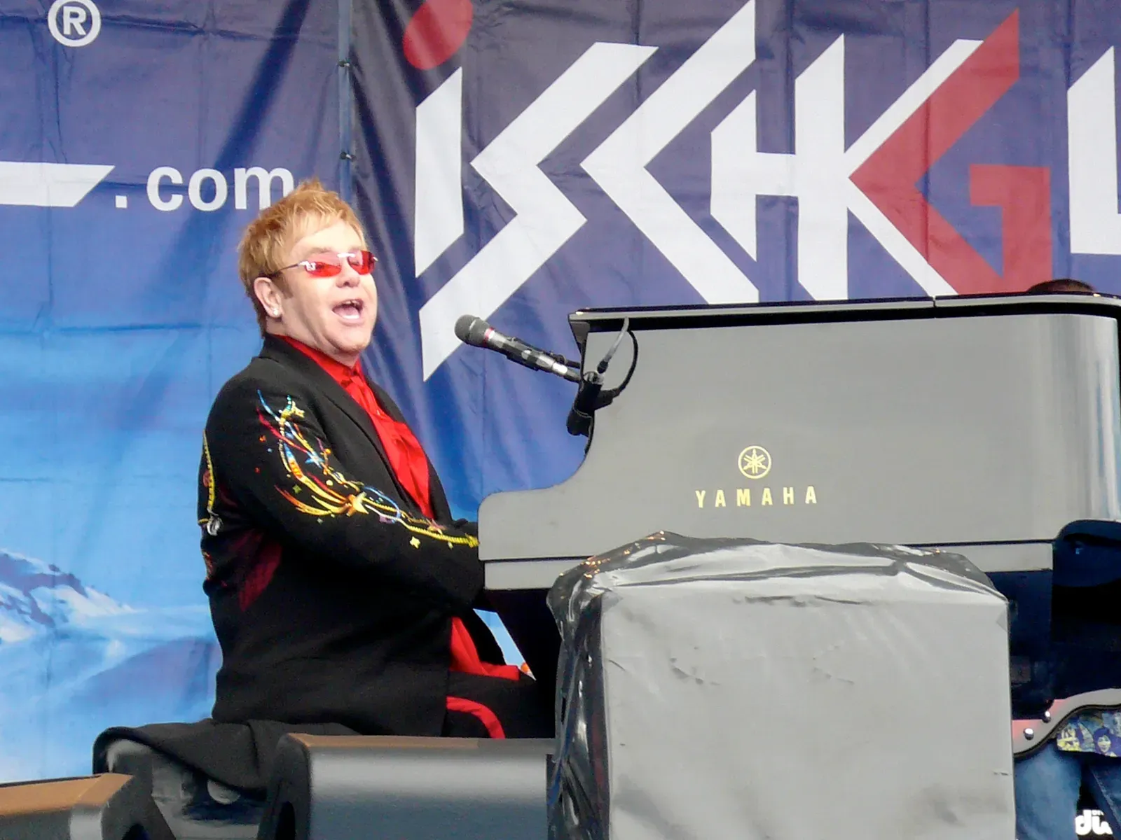 Elton John and King Crimson (By Tomtom80 Thomas Waleczka, Public domain)