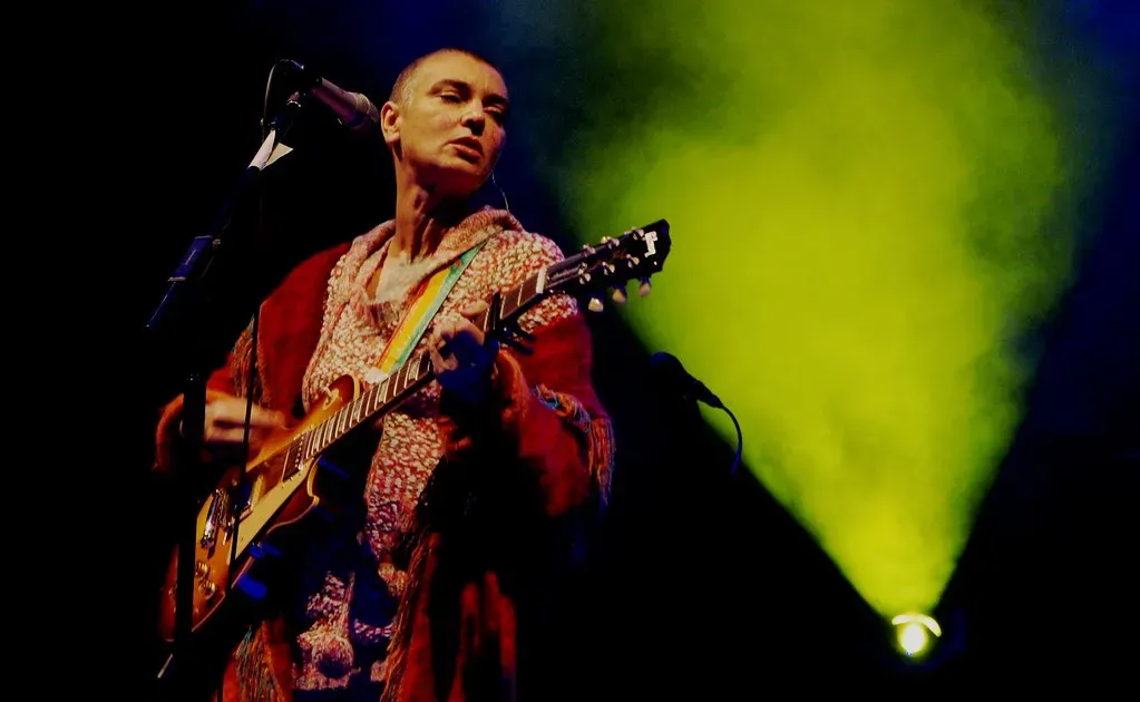 Sinead O'Connor Rips Up the Pope's Photo (Image Credits: Flickr)