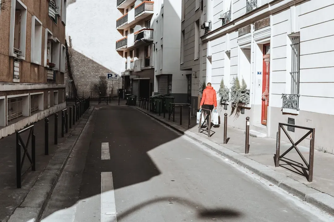 6. Getting Distracted by Staged Commotions or Overly Friendly Strangers (Image Credits: Unsplash)