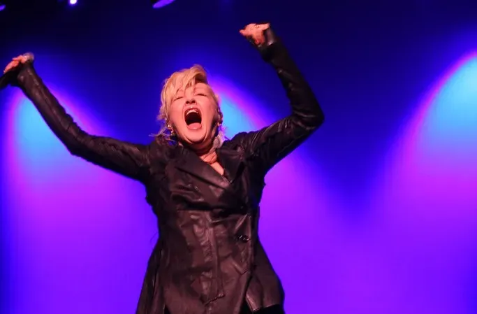 5. The Golden Age of the 90s Sitcom Format (Image Credits: Flickr)