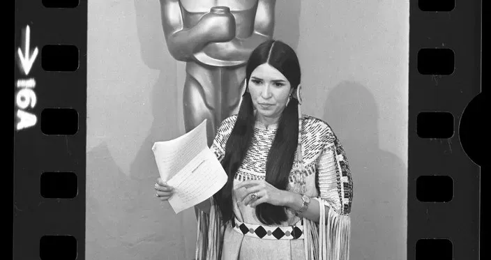 6. Sacheen Littlefeather Refuses Marlon Brando's Oscar (Image Credits: Wikimedia)