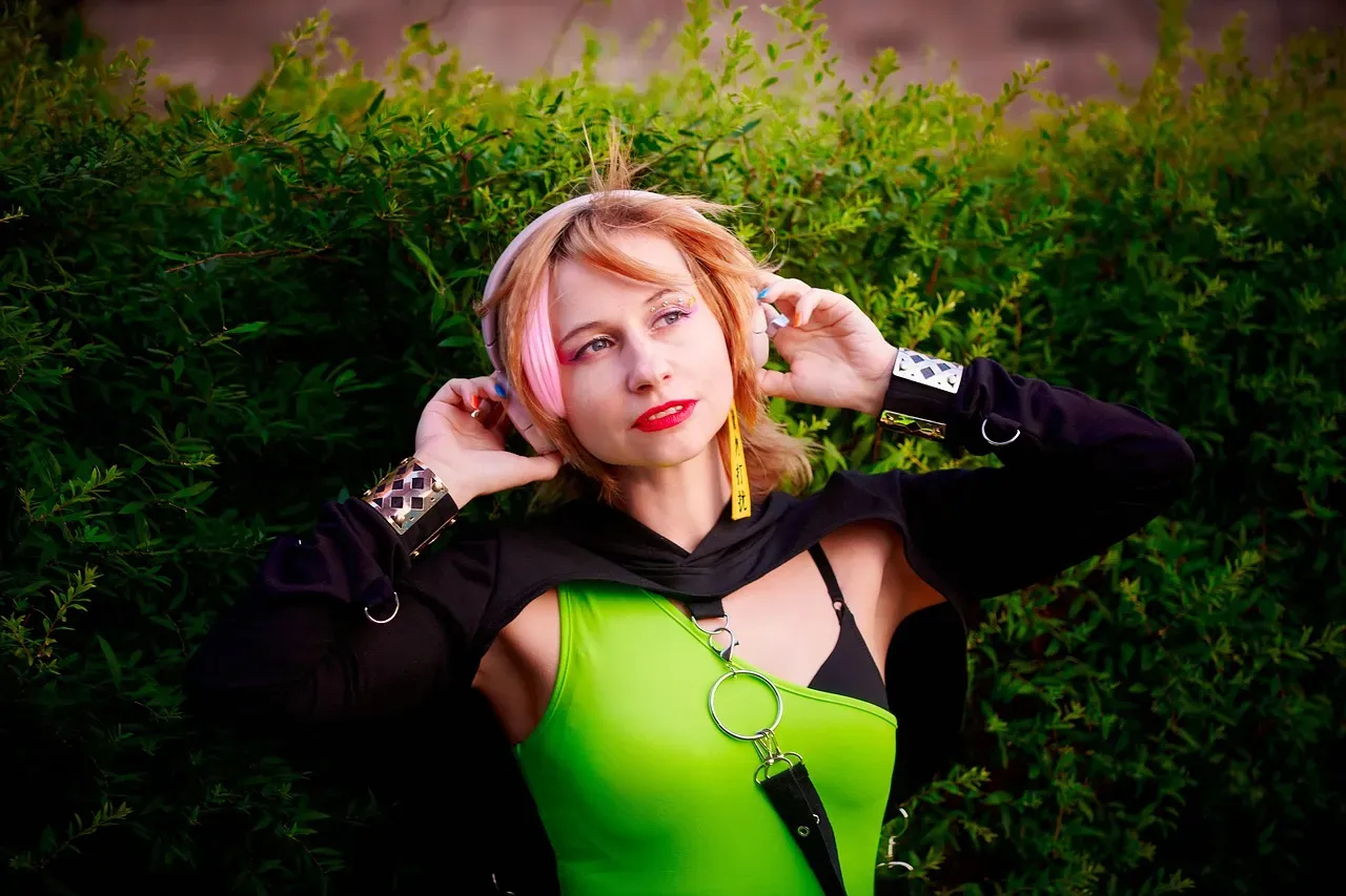 The 1990s: Grunge Defiance Meets Rave Culture (Image Credits: Pixabay)