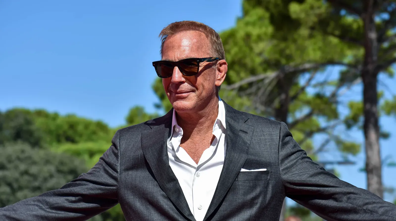 Kevin Costner's conversation with Richard Burton on a plane (Image Credits: Wikimedia)