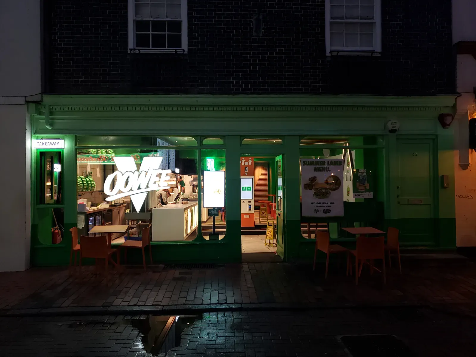 Major Chains Testing the Waters With Fully Vegan Locations (Image Credits: Wikimedia)