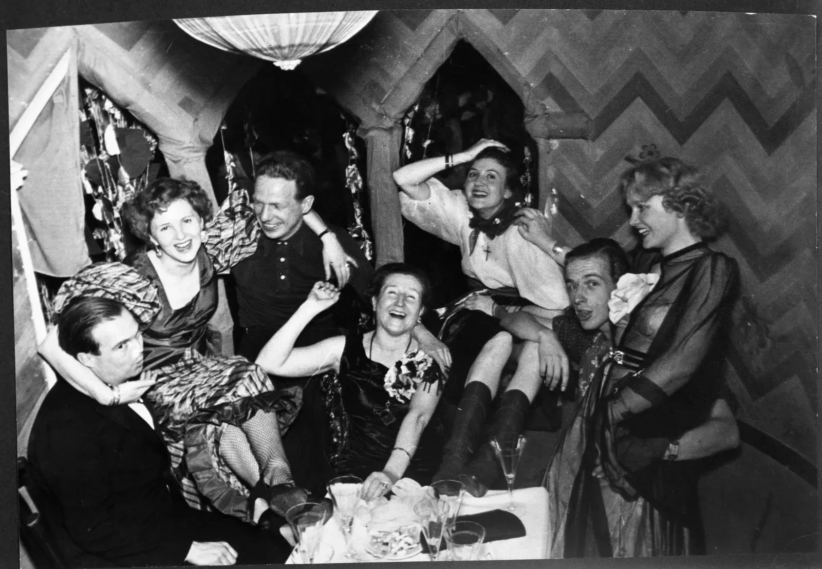 Carnivàle (2003–2005) (Eva Braun's albums available at U.S. Gov. NARA: https://catalog.archives.gov/id/540149, Public domain)