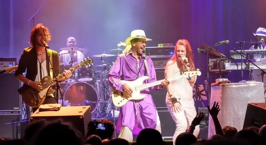 Larry Graham on "Thank You (Falettinme Be Mice Elf Agin)" (Image Credits: Flickr)