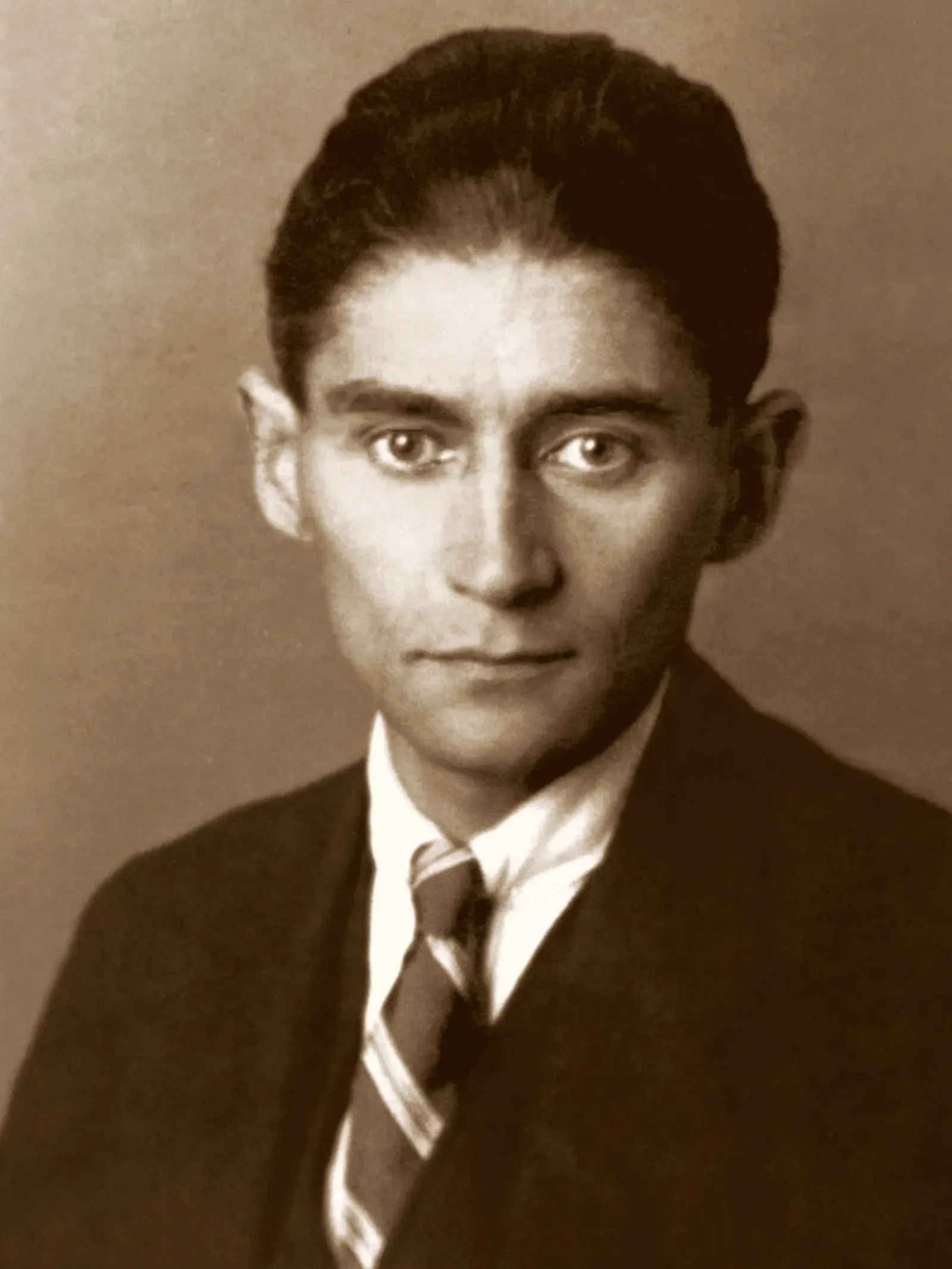 Franz Kafka (Franz Kafka: Pictures of a Life by Klaus Wagenbach (1984), p. 209 and Kafka Bildarchiv. Photographer not identified.
https://kafkamuseum.cz/en/photogallery/, Public domain)