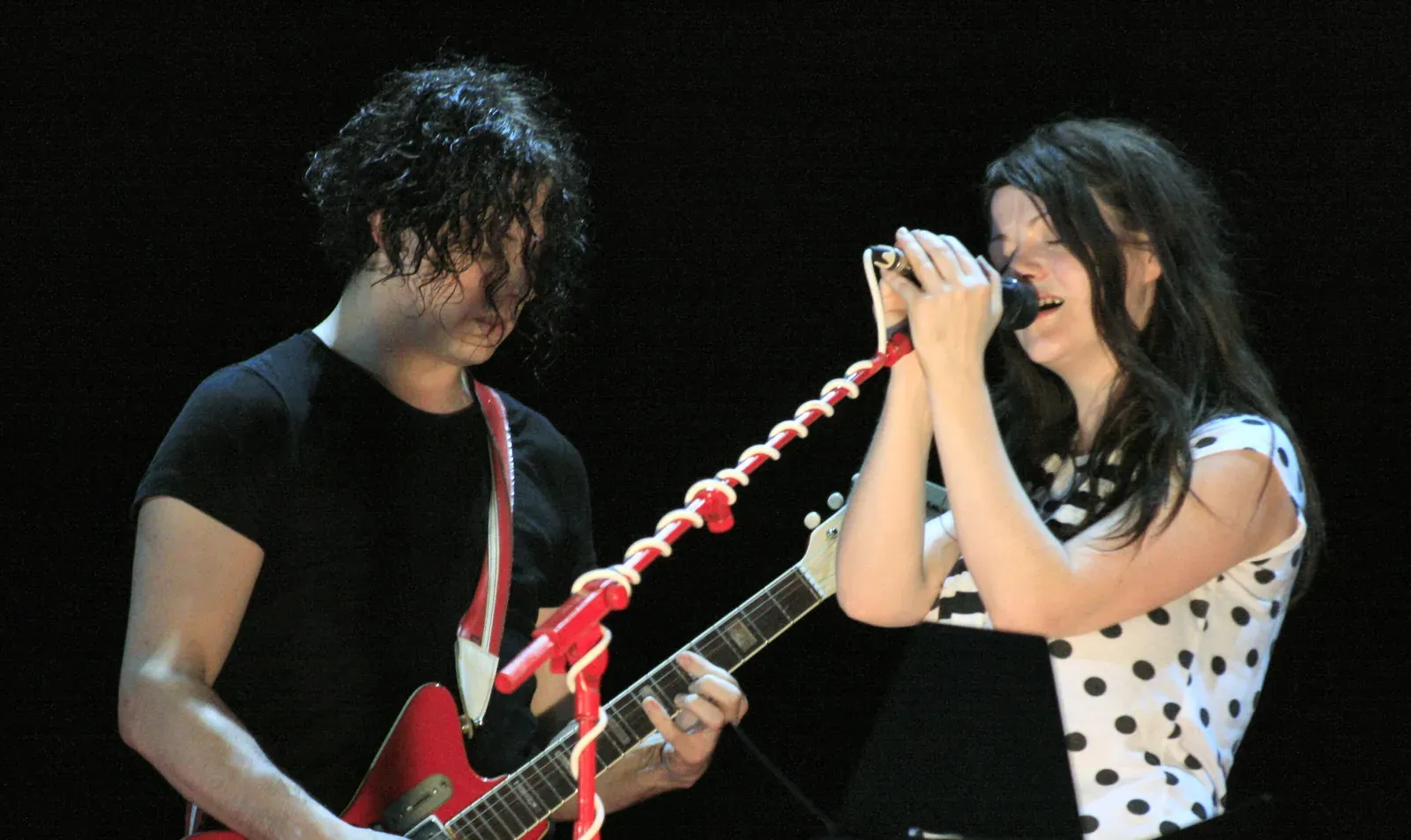 3. "Seven Nation Army" by The White Stripes (Image Credits: Wikimedia)