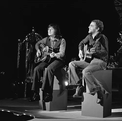 1. "Stuck in the Middle With You" – Stealers Wheel (1972) (FTA001017636 013 con.png Beeld En Geluid Wiki - Gallerie: Toppop 1973, CC BY-SA 3.0 nl)