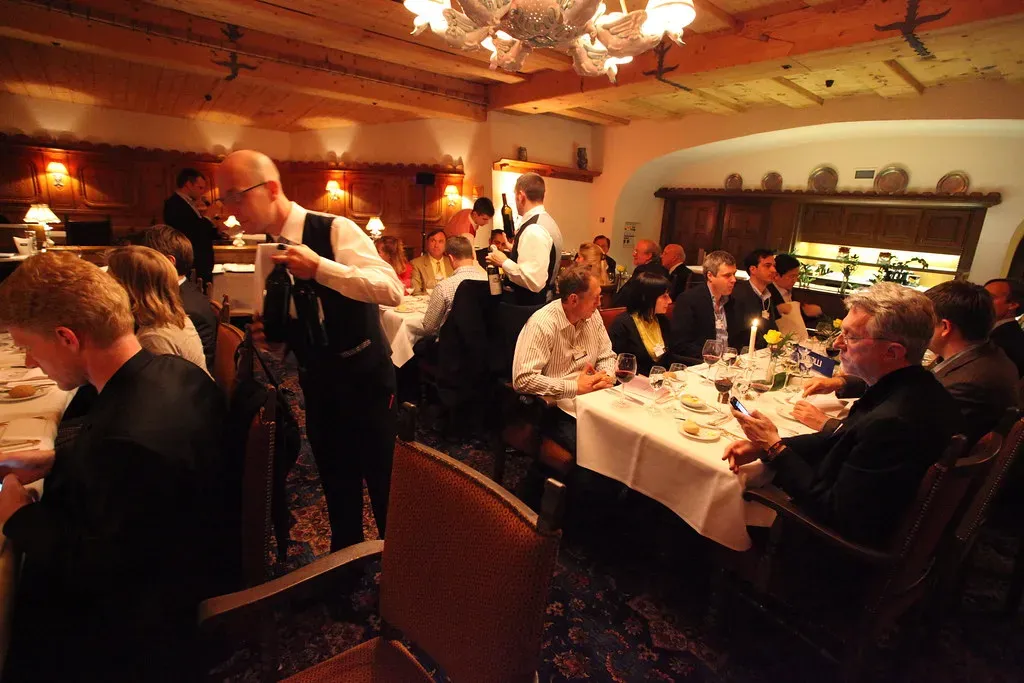 MGM Rewards and Caesars: What the Big Programs Actually Offer Diners (Image Credits: Flickr)