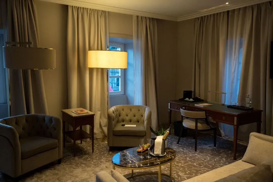 5. Maya Angelou's Rented Hotel Room Ritual (Image Credits: Unsplash)