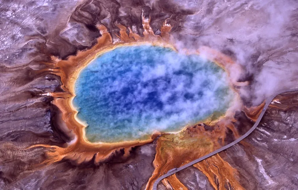 Yellowstone National Park: Geothermal Wonderland (Image Credits: Rawpixel)