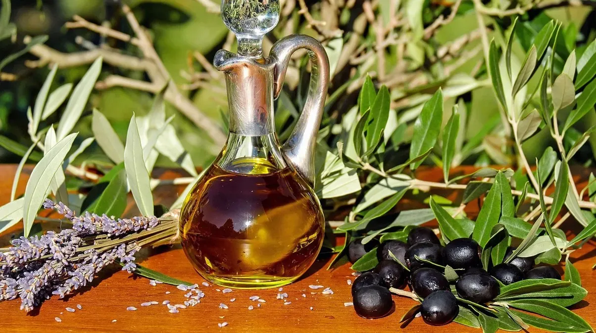 Olive Oil: The Greek and Roman Beauty Staple That Never Left (Image Credits: Pixabay)