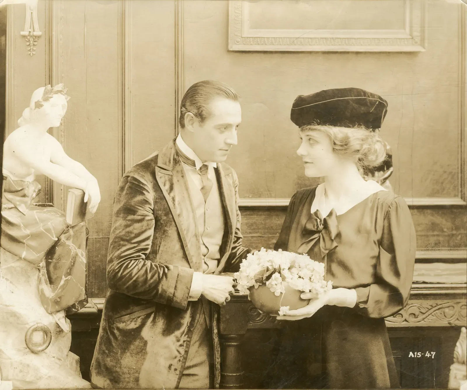 Why these mix-ups happen so often (J. Willis Sayre Collection of Theatrical Photographs, Public domain)