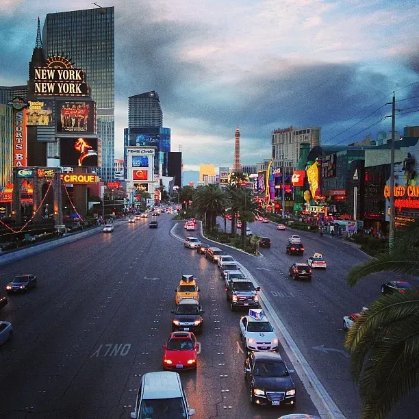 Intersection #4: Flamingo Road and Las Vegas Boulevard - Where Tourists and Locals Collide (Chris_Hawes, Flickr, CC BY 2.0)