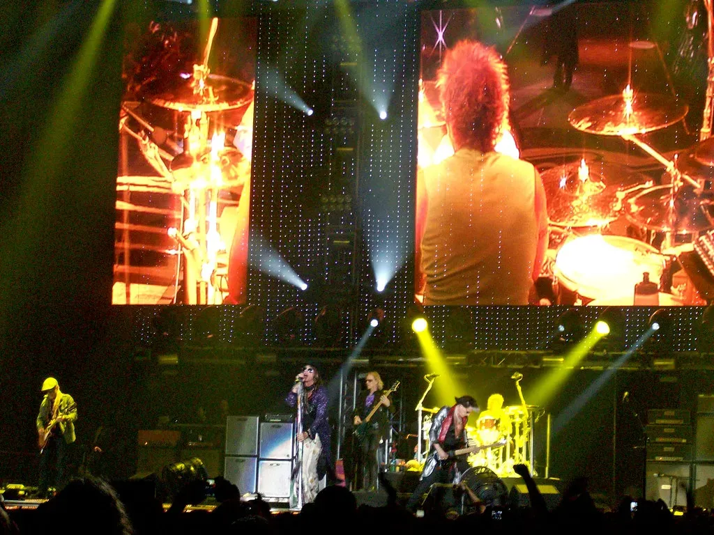 5. Run-DMC – "Walk This Way" (Originally by Aerosmith, 1975) (total13, Flickr, CC BY 2.0)