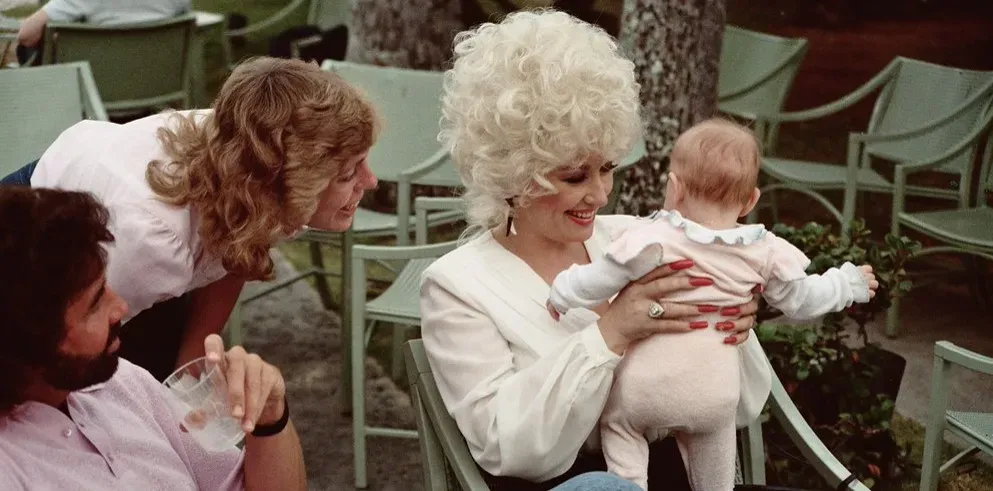 Dolly Parton keeps her roots closer than her riches (Image Credits: Flickr)