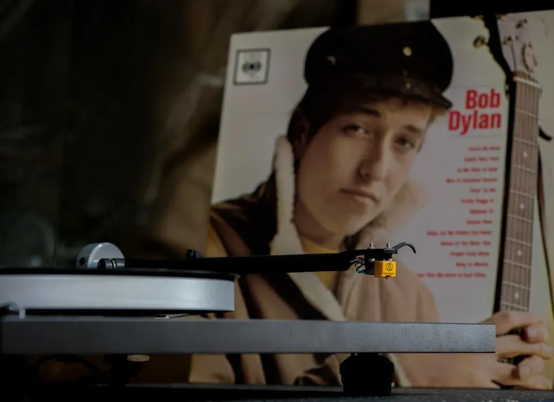 Bob Dylan and the Art of Never Arriving (Image Credits: Unsplash)