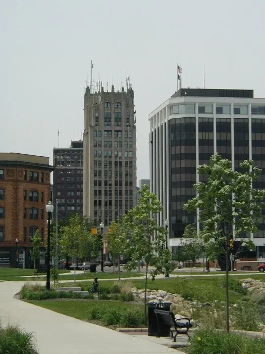 Jackson, Michigan - Halfway Between Two Giants (Image Credits: Wikimedia)