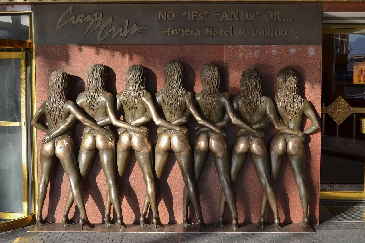 The Crazy Girls Bronze: A Strip Landmark in Limbo (Image Credits: Pixabay)