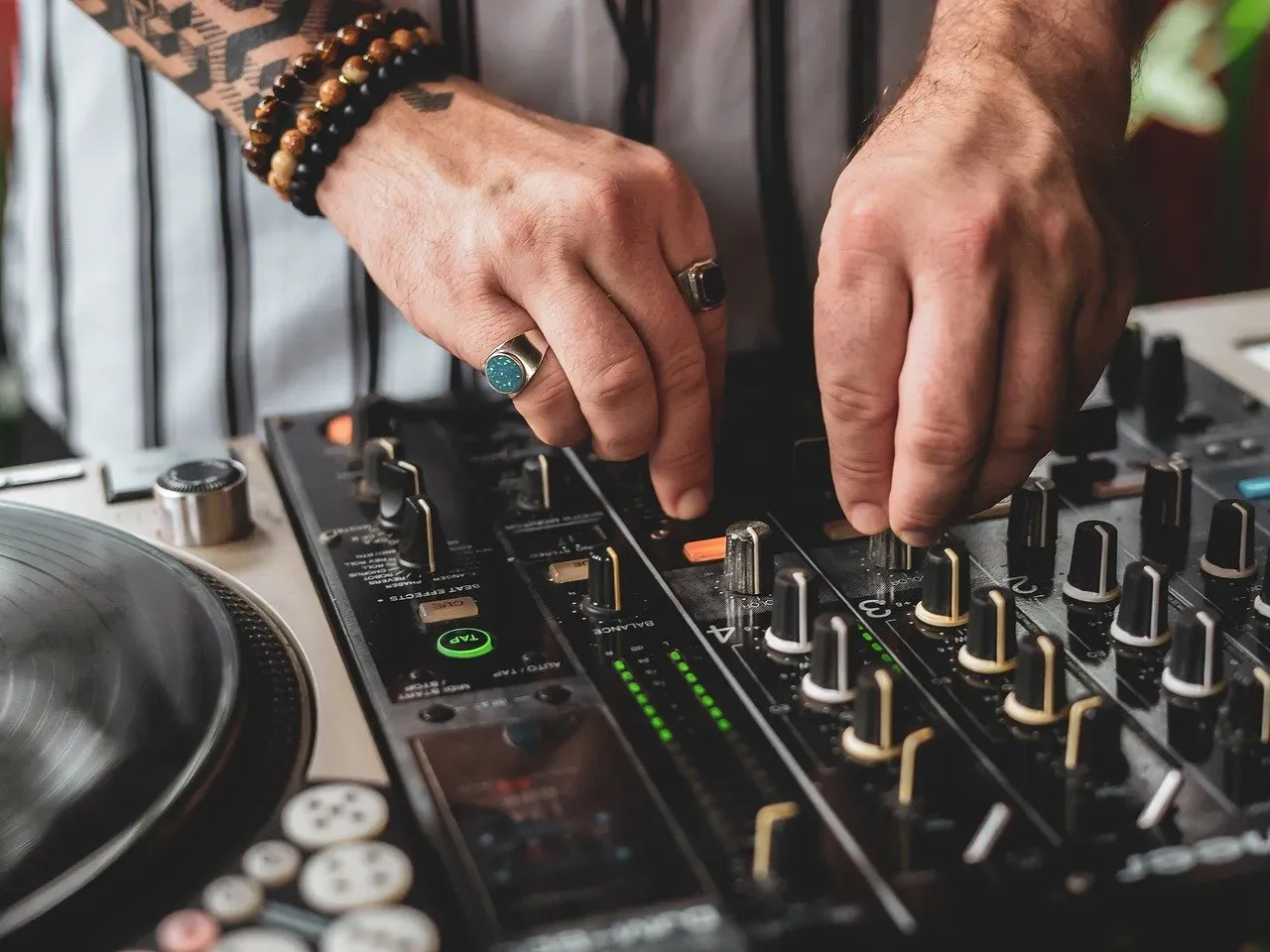 7. The RIAA Equalisation Curve and Its Hidden Genius (Image Credits: Pixabay)