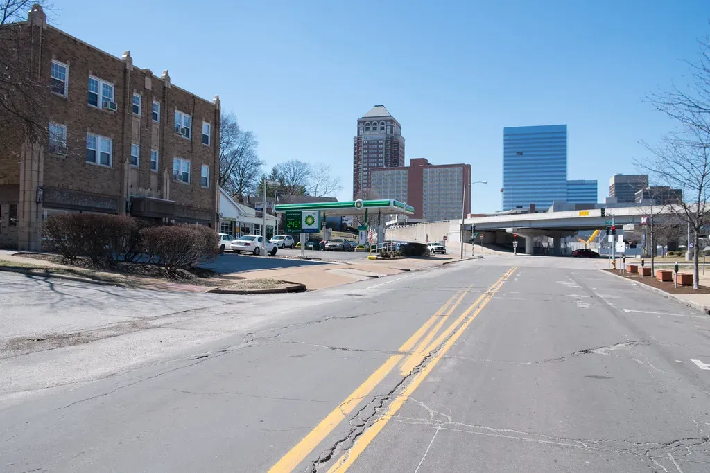 Clayton, Missouri: Upscale Living with Walkable Streets (Image Credits: Flickr)